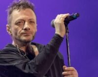 Напившийся в стельку Глеб Самойлов не смог самостоятельно подняться на сцену