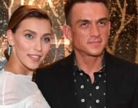 «Пока жива, с тобой я буду»: Регина Тодоренко поделилась откровенными постельными фото, где позировала со своим супругом