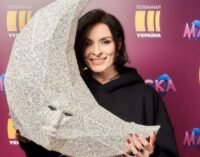 «Неожиданно!» «Фантастика, какой прогресс в голосе, браво»: Мейхер расставила ноги на ровне лица неизвестного мужчины и спела оперным голосом