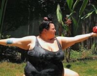 «Зачем она это делает? Лишь бы шокировать? Пусть тогда терпит критику и не жалуется»: Алена Алена показала свое тело в нижнем белье, позируя перед камерой во весь рост