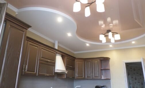 Натяжные потолки на кухне