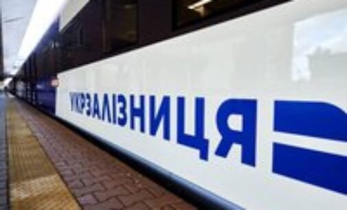 «Укрзалізниця» повідомляє про затримку руху восьми поїздів через негоду
